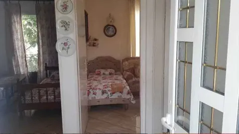 Pogled iz hodnika na namještenu spavaću sobu sa krevetom i prozorom. - image 4