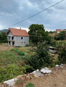 Pogled na kuću u izgradnji sa okućnicom i zelenilom. - image 10