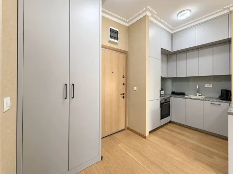 Moderna kuhinja sa sivim elementima i ugradnim uređajima. - image 7