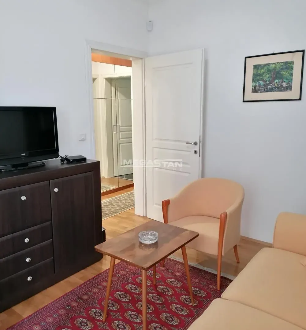 Izdavanje, kuća, 140m², Senjak, Beograd