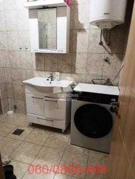 Kupatilo sa umivaonikom, ogledalom i mašinom za veš. - image 8