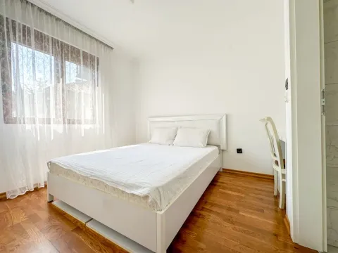 Bright and tidy bedroom with a double bed. - image 9