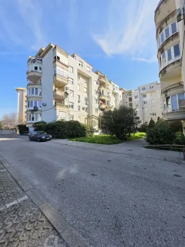 Pogled na spoljašnjost stambene zgrade i ulicu. - image 2