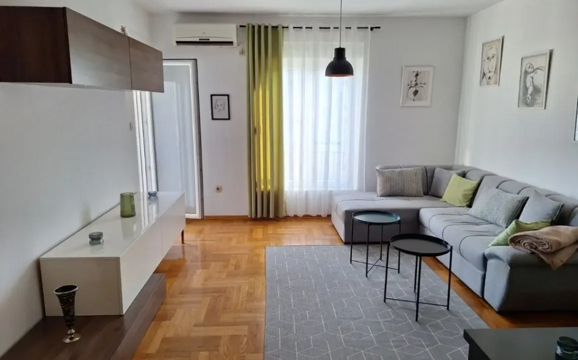 Izdavanje, jednosoban stan, 55m², Pobrežje, Podgorica