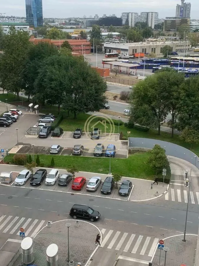 Pogled sa prozora na okolne ulice, parking i gradsku zonu.