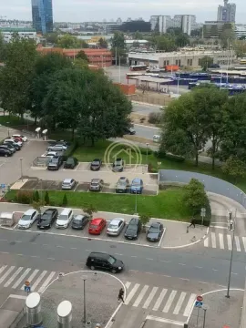 Pogled sa prozora na okolne ulice, parking i gradsku zonu. - image 9