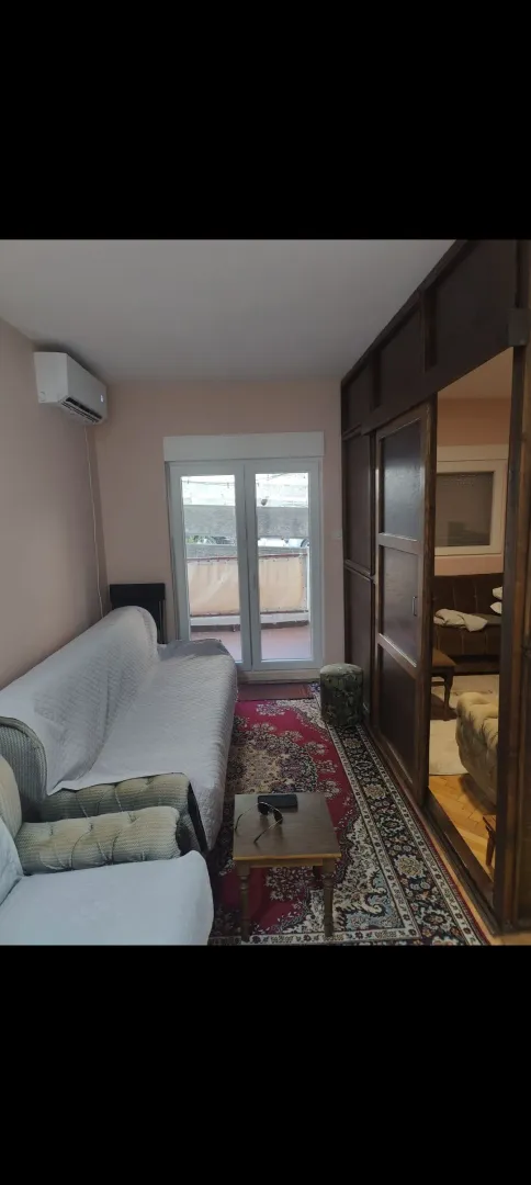 Dnevna soba sa garniturom i pogledom na terasu.