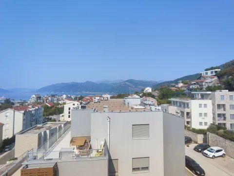 Pogled sa terase na naselje, okolne zgrade i planine u daljini. - image 3