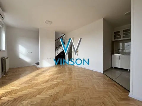 Dnevni boravak sa parketom i kuhinjskim delom u uglu. - image 3