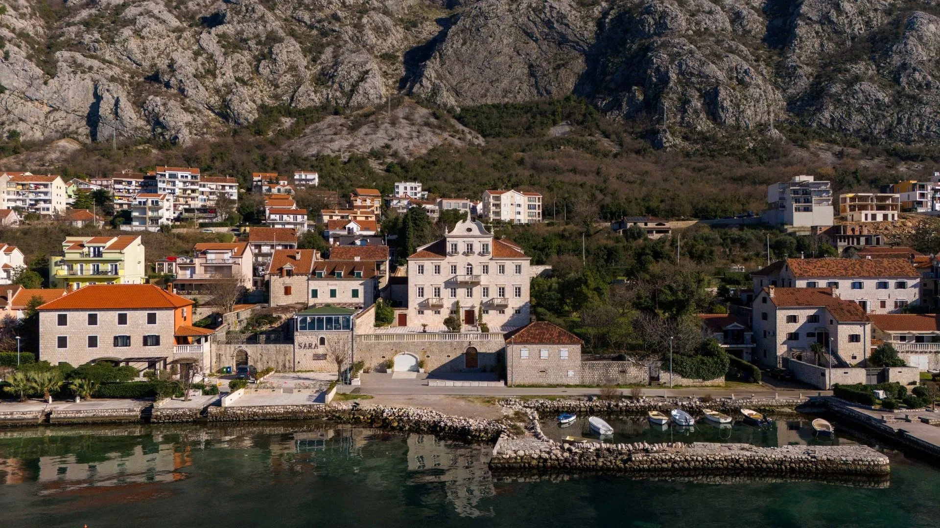 Sale, house, 1100m², Dobrota, Kotor