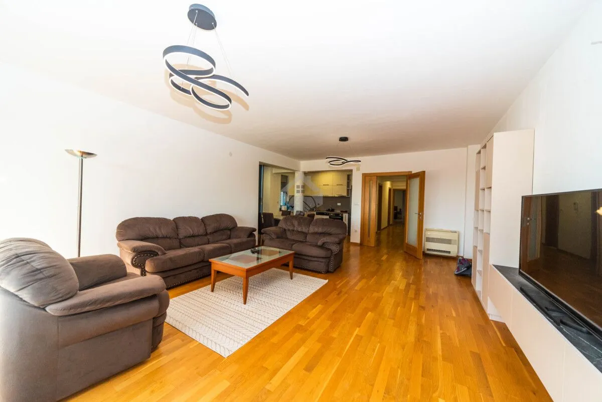 Izdavanje, dvosoban stan, 90m², Gorica C, Podgorica