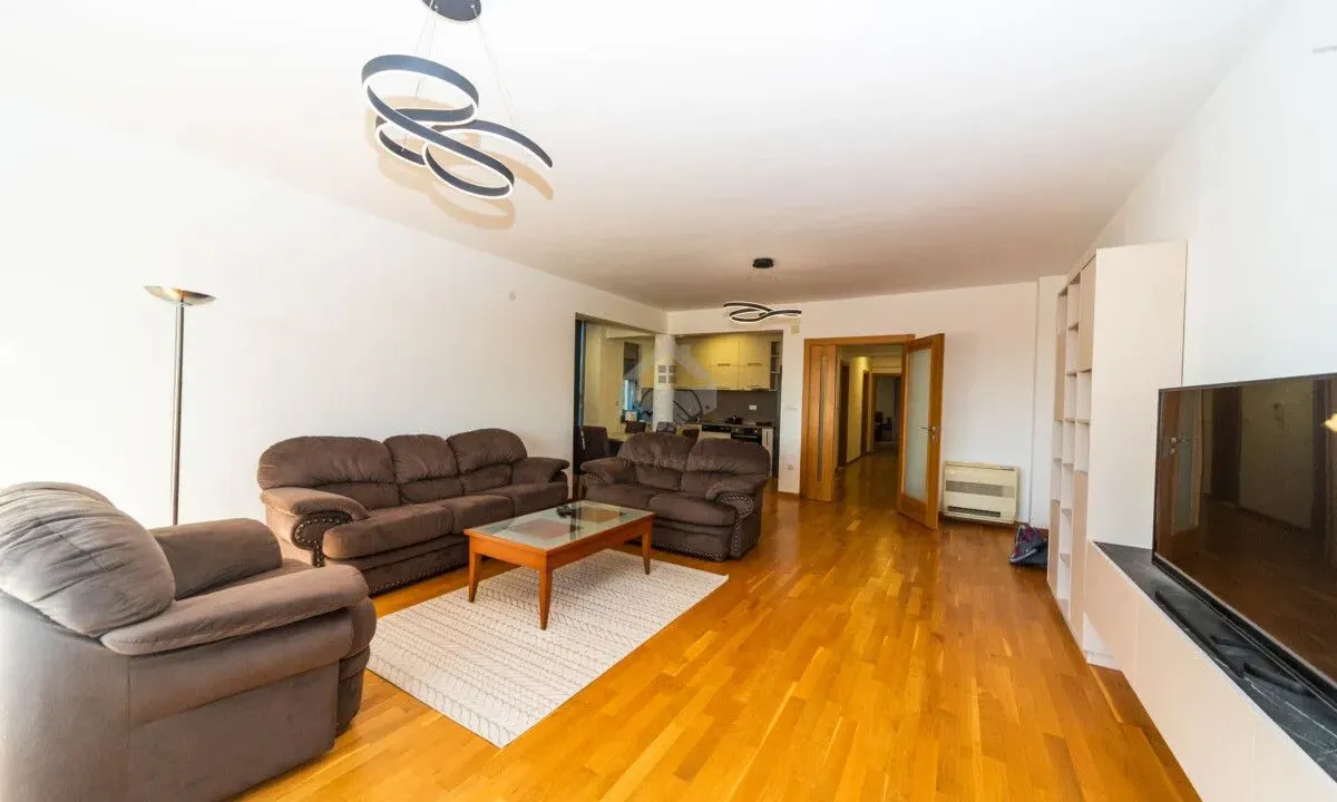 Izdavanje, dvosoban stan, 90m², Gorica C, Podgorica