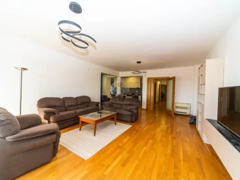 Izdavanje, dvosoban stan, 90m², Gorica C, Podgorica