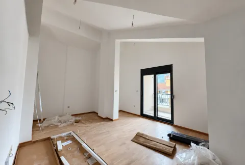 Prazna prostorija sa parketom i balkonskim vratima u izgradnji. - image 11