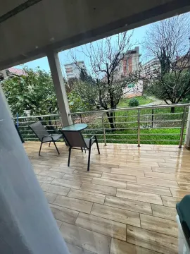 Natkrivena terasa sa garniturom za sjedenje i pogledom na dvorište. - image 9