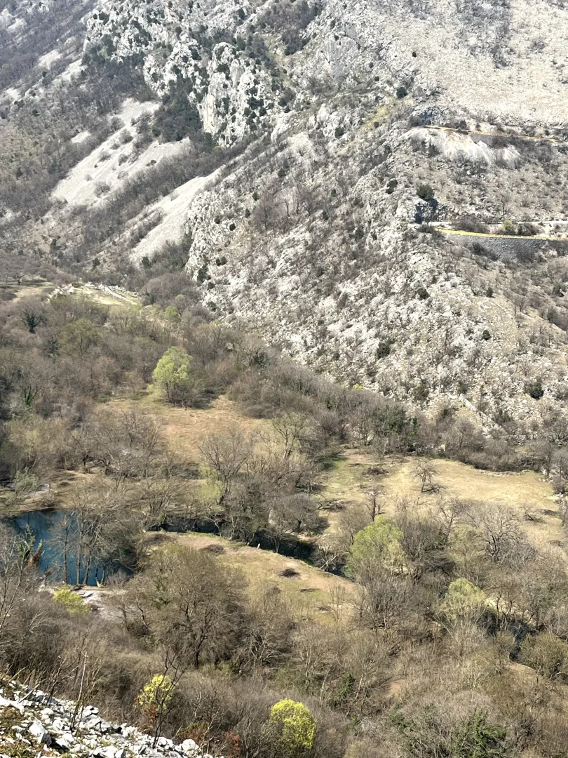 Pogled na brdoviti krajolik i prirodu sa imanja.