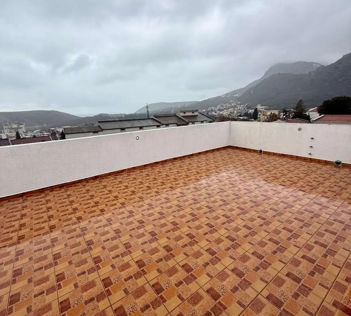 Rent, three bedroom apartment, 140m², Sutomore, Bar