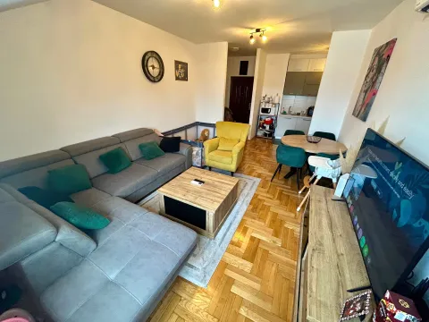 Dnevna soba sa garniturom, trpezarijom i kuhinjom u pozadini. - image 2