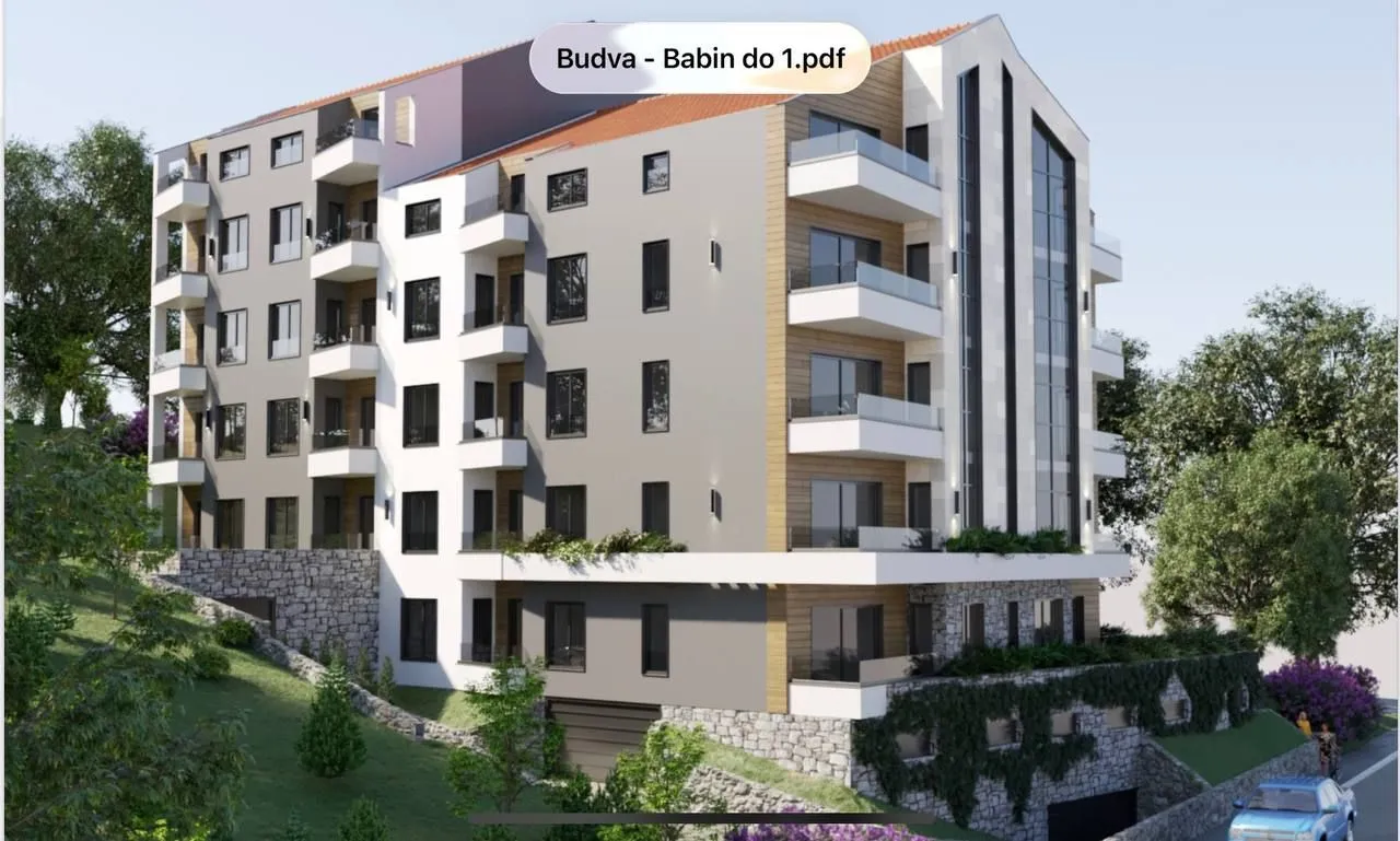 Spoljašnji izgled moderne stambene zgrade sa terasam i uređenim okruženjem.