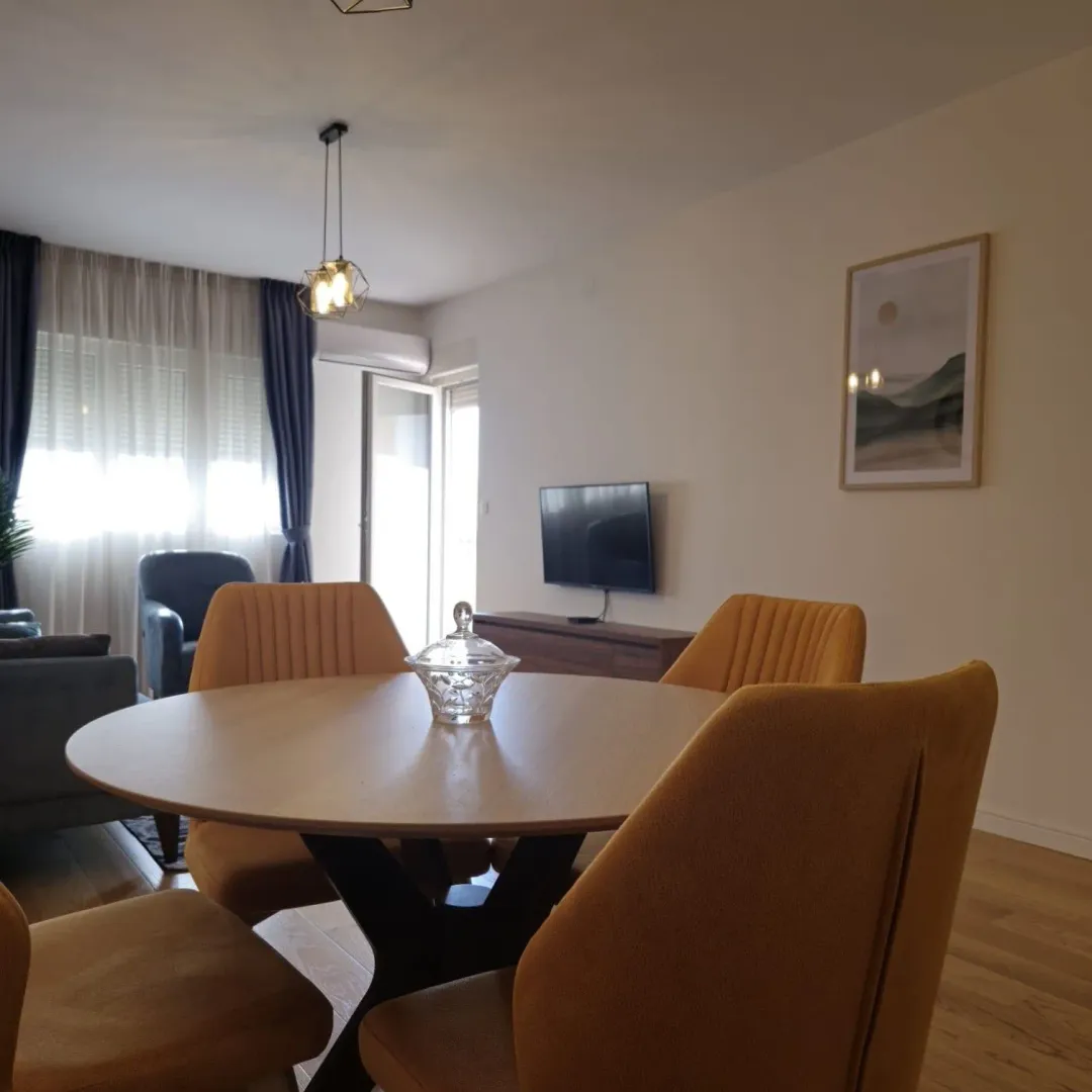 Izdavanje, jednosoban stan, 54m², Central Point, Podgorica