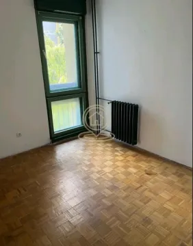 Prazna soba sa parketom i prozorom. - image 4
