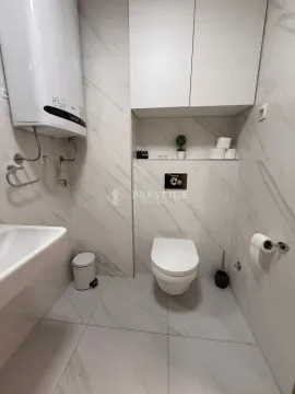 Moderno opremljeno kupatilo sa bijelim pločicama i sanitarijama. - image 10