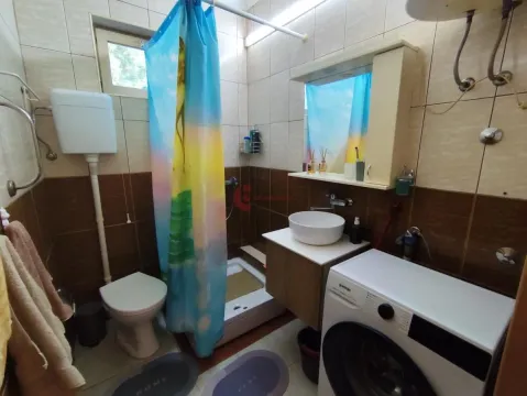 Kupatilo opremljeno tuš kabinom, umivaonikom, wc šoljom i veš mašinom. - image 12