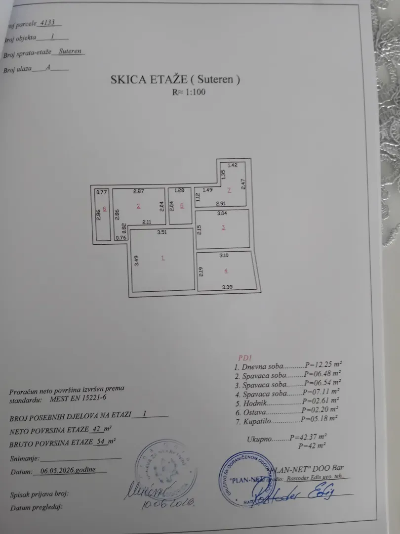 Skica etaže suterena sa rasporedom prostorija i dimenzijama.