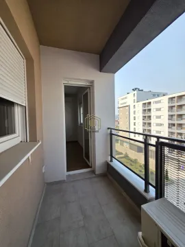 Nabrana terasa sa pogledom na okolne zgrade i ulicu. - image 7