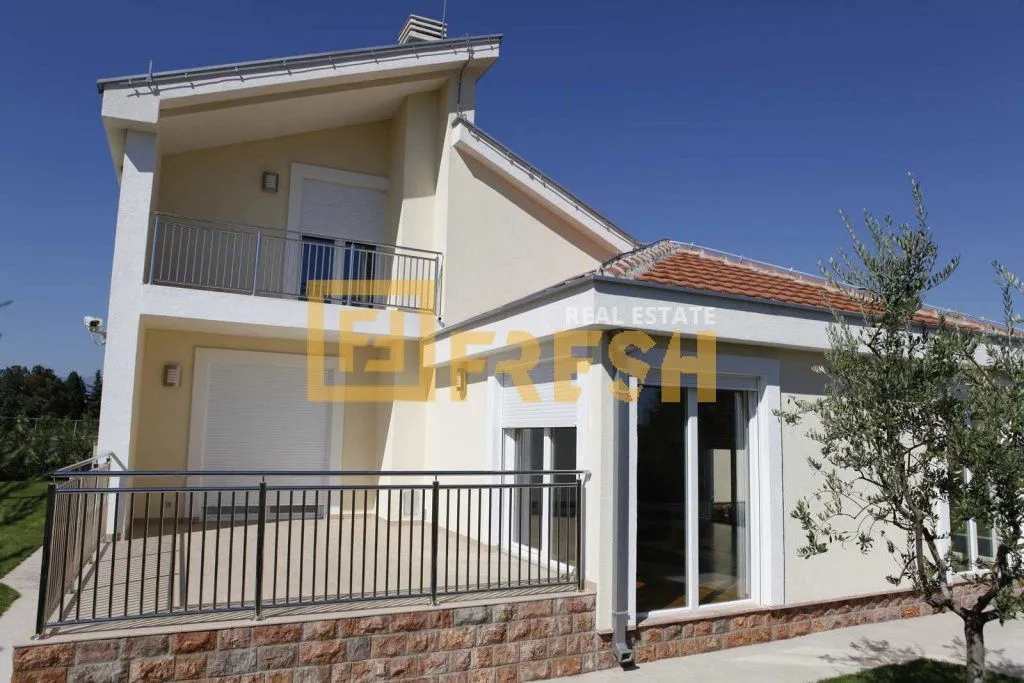 Prodaja, kuća, 304m², Kokoti, Podgorica