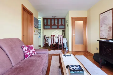 Dnevna soba sa garniturom, stočićem i trpezarijom u pozadini. - image 18