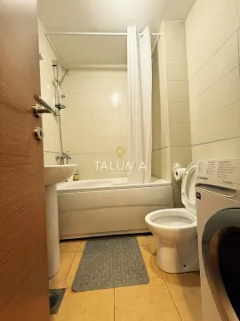Kupatilo opremljeno kadom, umivaonikom, WC šoljom i veš mašinom. - image 6