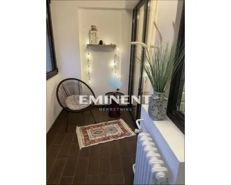 Lepo uređen balkon sa stolicom, tepihom i dekorativnim osvetljenjem. - image 10