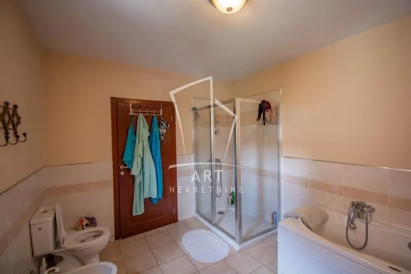 Sale, house, 238m², Petlovo Brdo, Beograd
