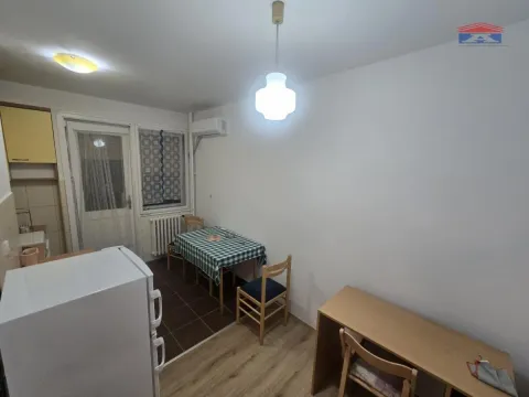 Manja kuhinja sa trpezarijskim stolom i stolicama. - image 9