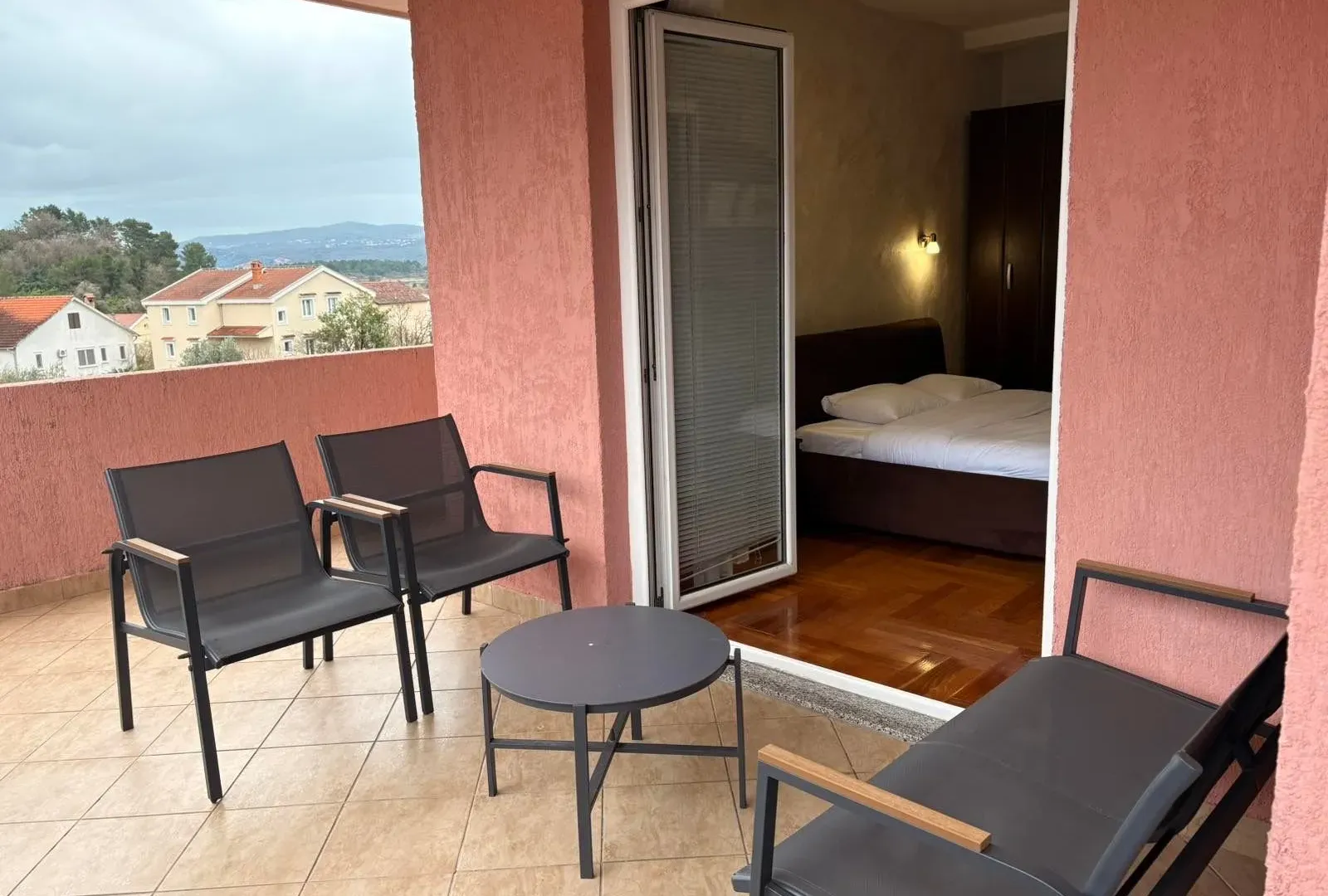 Izdavanje, jednosoban stan, 84m², Bonići, Tivat