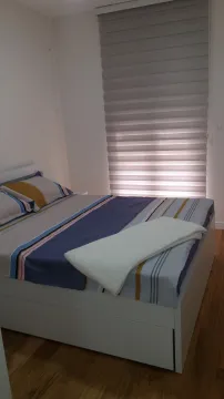 Svijetla spavaća soba sa bračnim krevetom. - image 3