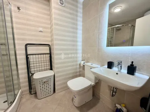 Moderno opremljeno kupatilo sa tuš kabinom i sanitarijama. - image 9