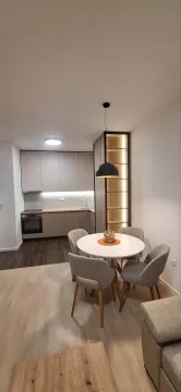 Moderna kuhinja sa trpezarijom i ugradnim elementima. - image 3