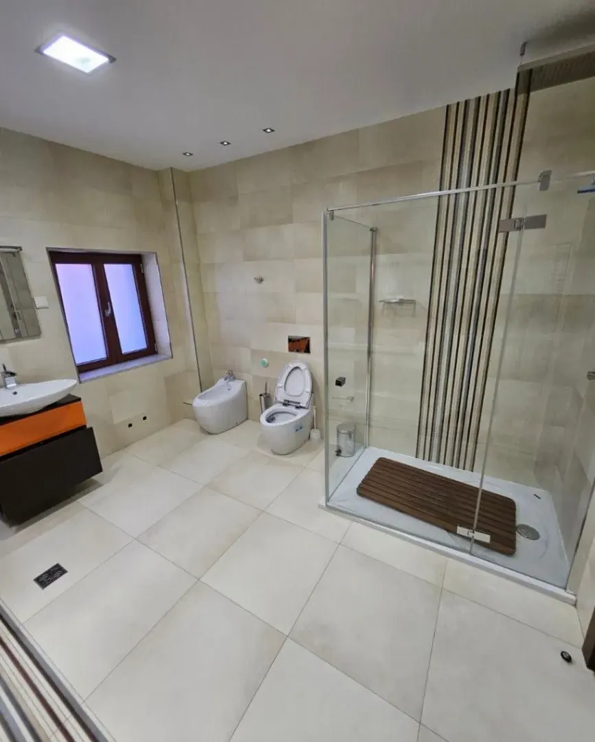 Izdavanje, kuća, 380m², Mareza, Podgorica