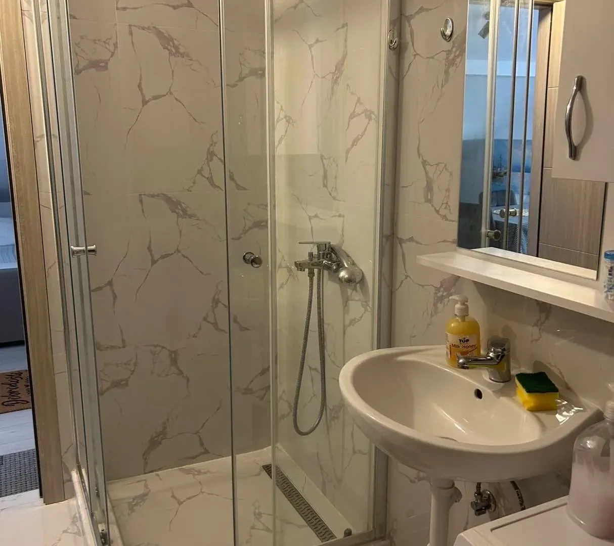 Izdavanje, dvosoban stan, 68m², Đenovići, Herceg Novi