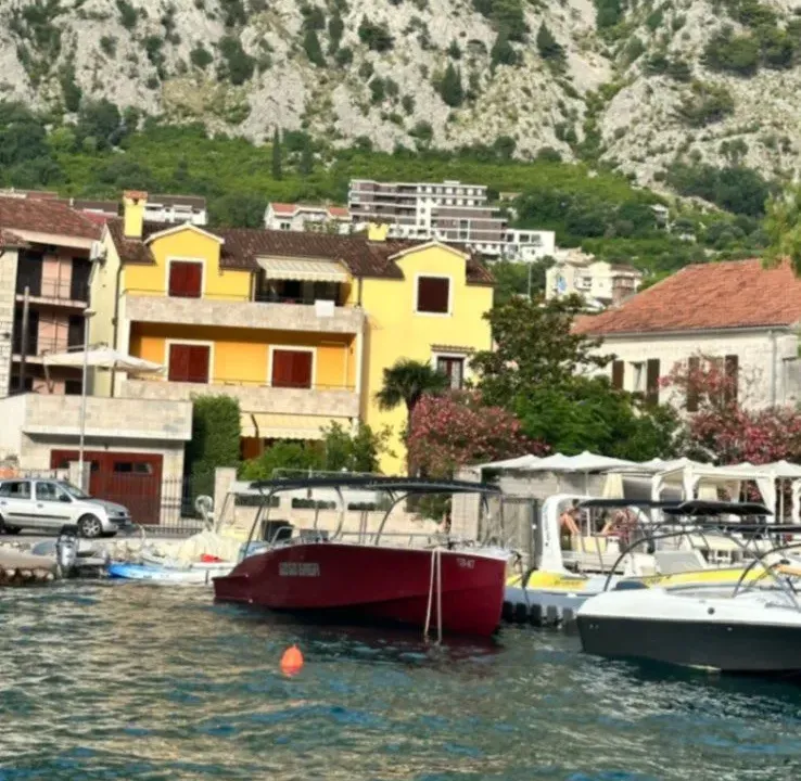 Izdavanje, dvosoban stan, 108m², Dobrota, Kotor