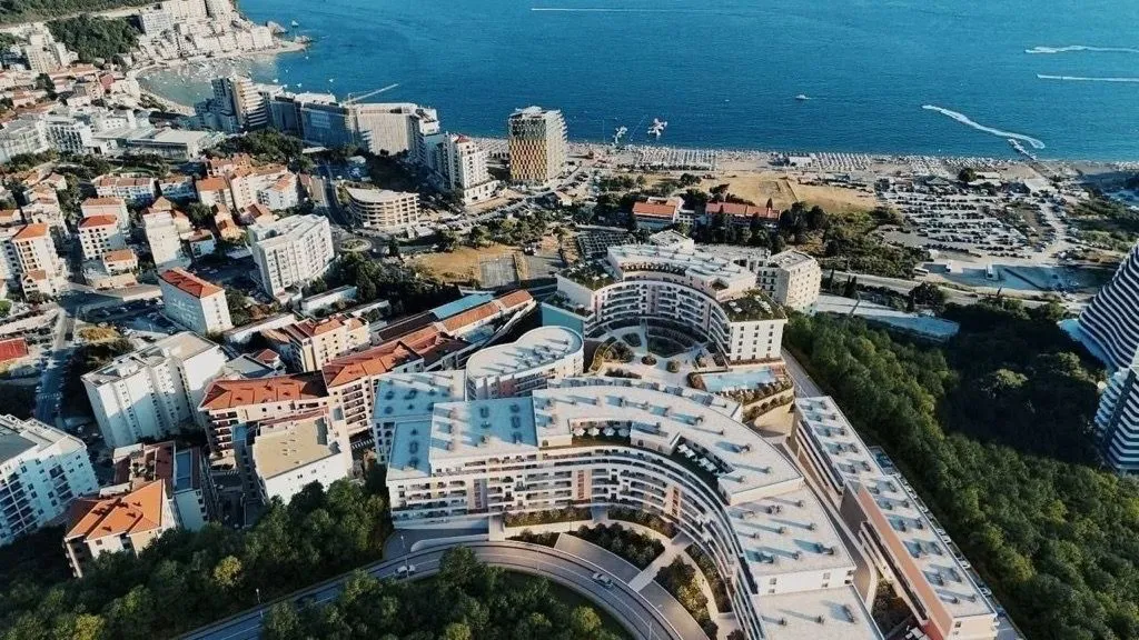 Pogled iz vazduha na stambeni kompleks blizu obale mora.