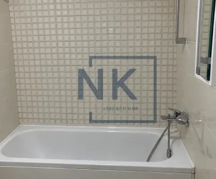 Kupatilo opremljeno kadom i bijelim keramičkim pločicama. - image 9