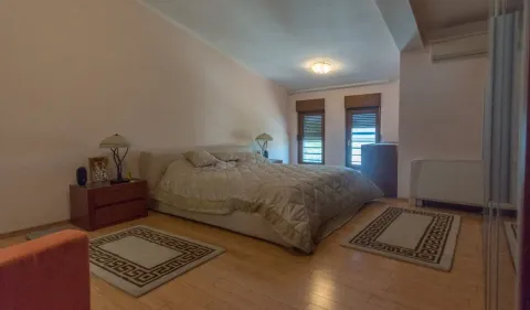 Spavaća soba sa bračnim krevetom, noćnim stočićima i tepisima. - image 22