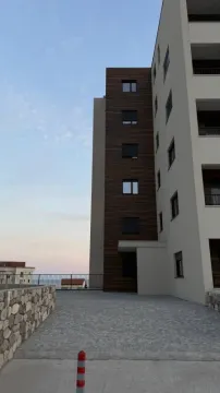 Pogled na spoljašnjost moderne stambene zgrade sa popločanim dvorištem. - image 10
