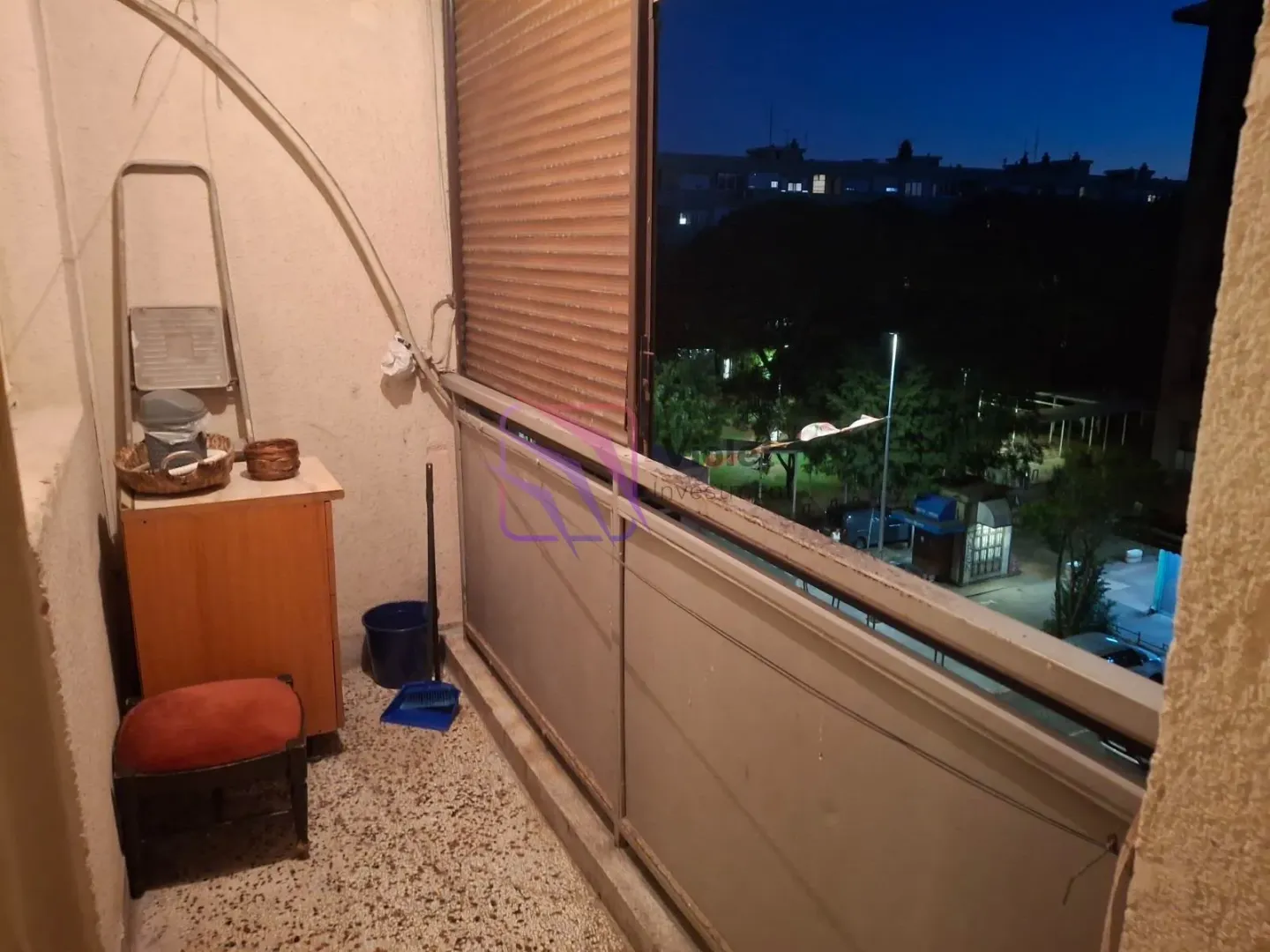 Pogled sa balkona u večernjim satima.