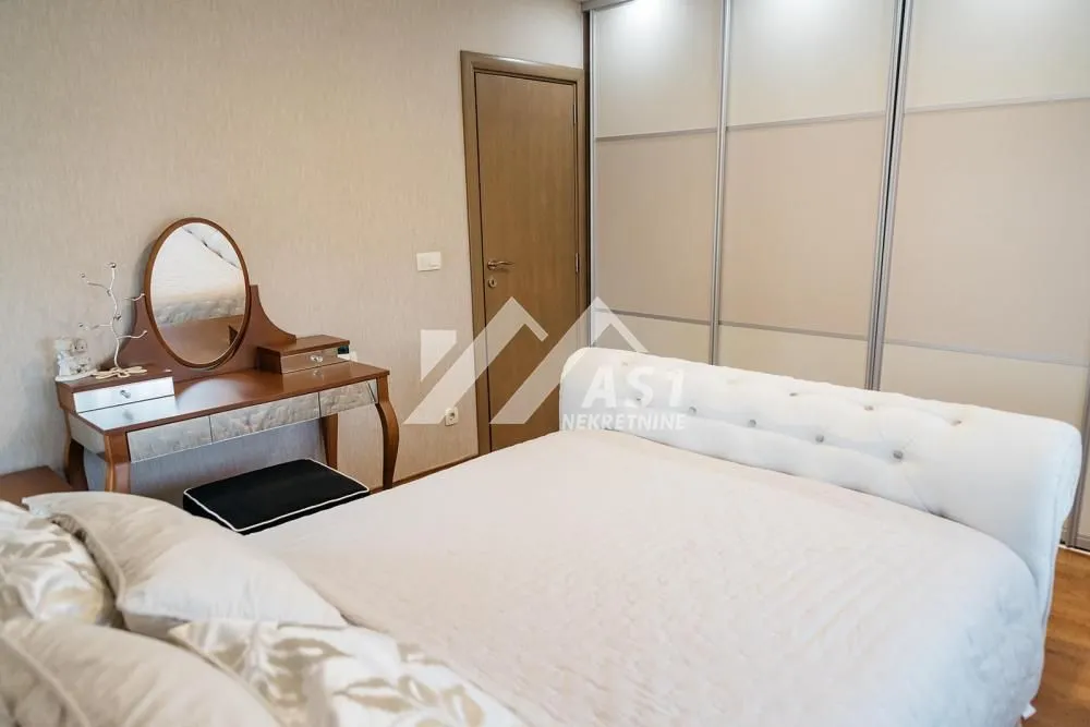 Izdavanje, četvorosoban stan, 120m², Lipov gaj, Novi Sad Sve Podlokacije