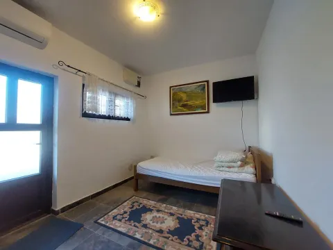 Rent, one bedroom apartment, 50m², Radanovići, Kotor - image 7