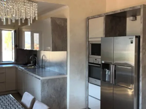 Izdavanje, trosoban stan, 95m², Dobrota, Kotor - image 13